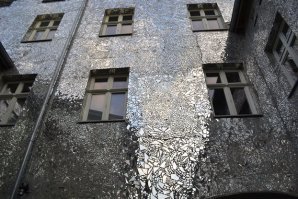 В Лодзи (Польша) есть дом, облицованный осколками зеркал