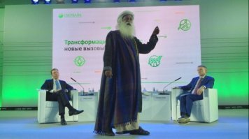 Индийский йог и религиозный проповедник Джагги Васудев (Садхгуру) провел 9 ноября лекцию для сотрудников Сбербанка. "На лекцию в Сбербанк его пригласил лично Герман Греф, рассказали The Bell источники, близкие к организаторам визита и к самому банку. Кроме лекции Садхгуру, по их словам, должен провести в банке несколько тренингов", - сообщает издание The Bell. Как видно на фото, Греф присутствует в кресле за спиной вещающего перед его сотрудниками индийского проповедника.

Несложно узнать, что у себя на родине Садхгуру открывает огромные культовые здания, где поклоняются лингаму (объект, соединяющий мужские и женские энергии). Это типичный религиозный проповедник неоиндуизма под видом модной ныне йоги и "апгрейда личности". Подобные практики в последние годы стали весьма популярны у руководителей российских банков. В 2015 году журнал Forbes подробно рассказал, как увлечение руководителя банка "Уралсиб" Николая Цветкова адвайта-ведантой и прочими "мистическими практиками на основе индуизма", внедрение подобных "духовных тренингов" и "эзотерических практик" для сотрудников привело один из крупнейших банков России к чудовищным убыткам, и в итоге продаже за символический 1 рубль. Но история, как обычно, никого не учит.

Но одно дело все же частные компании, а другое   государственный банк России, деньги в котором   это деньги простых россиян. Которые вообще-то отнюдь не индуисты. Приглашал ли Греф на лекции для своих сотрудников православных религиозных деятелей, например, митрополита Тихона (Шевкунова)? Им есть что сказать людям. Но нет, Сбербанк открыт только модных на Западе идеологов "нового мира".

Подобная политика руководства Сбербанка давно вызывает вопросы. И вызывающе наглый отказ от открытия филиалов банка в присоединенном к России Крыму. И не раз звучавшие за последние годы в адрес Грефа похвалы Навального. И многое другое. А теперь вот   лекции индийского гуру сотрудникам банка в рамках "трансформации управления". Куда еще они уйдут с такой трансформацией, можно только гадать.