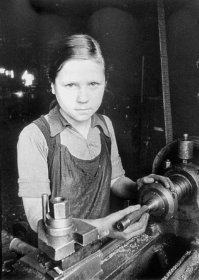 Вера Тихова - токарь третьего разряда, блокадный Ленинград. В свои 15 она выполняла полторы взрослые нормы в день. После войны эту девочку начали называть не иначе как "Блокадная Джоконда". Фотография сделана на одном из заводов Фрунзенского района Ленинграда.