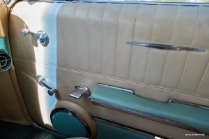 да машинка хороша. бензинчика там баке маловато, но с таким то мотором.
у меня другой вопрос по дверям. вот  зачем там 3 ручки? две крутилки и дергалка? если конечно на ручке-подлокотнике перед пепельницей рычажок. а если нет, то две крутилки как на москвичах 408-412-2140, тогда понятно.