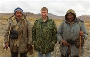 А так как у чукчей не было вождей, договориться с ними было просто нереально. Лидерская позиция семейных кланов не уходила дальше стойбища. 

Теперь вождь есть ...