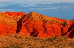 1 - Горы Актау в национальном парке Алтын-Емель, Казахстан. 2 - Долина Сказок в Киргизии, недалеко от озера Иссык-куль.