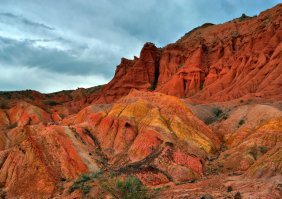 1 - Горы Актау в национальном парке Алтын-Емель, Казахстан. 2 - Долина Сказок в Киргизии, недалеко от озера Иссык-куль.