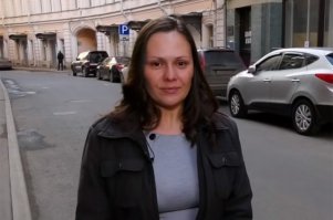 Нехреново так кассир Почты России приподнялся... Если бы хватило ума заныкать деньги, то за 4 года отсидки по 7500000 / 48 = 156250 руб она бы получала. Что по учету инфляции с 2011 по 2015 год не так уж и плохо
Но мозгов хватило только на сиюминутную радость в виде хаммера