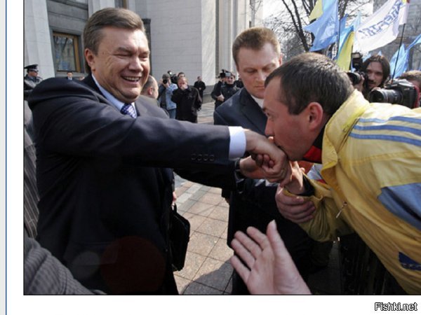Вы руки Януковичу лобызали,пока Порошенко вас не освободил!