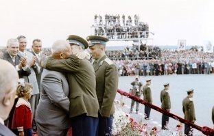 Куда это Никита правой рукой полез?