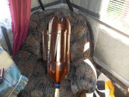 У меня бутылки пластиковые с лопастями, типа вот. Надеты на арматуру. Колотятся при хорошем ветре хоть сам уезжай. :) Кротов не видно пару лет, а вот хомякам грохот пофиг. А это тоже скотина та ещё - норы на газоне роет, лук жрёт!  И дыры от него сантиметров по 10. Пытался выгнать его дымовой шашкой - по всему моему и соседскому участку из нор дым повалил. Не вышел. У него там метро, не иначе. Пока 2-0 в мою пользу.