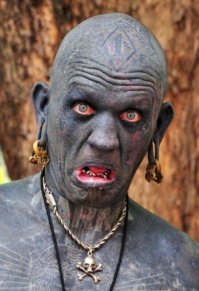 Бровастую Энж избили - девушка оказалась в полиции