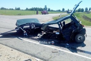 В минувшее воскресенье, 27 мая, в 12.30 58-летний водитель грузового авто  Даф , следуя в сторону г. Орла, в районе 97 км трассы  Орел-Тамбов , нарушил правила обгона и допустил столкновение с попутной малолитражкой  Ока . От удара ее разорвало на две части.