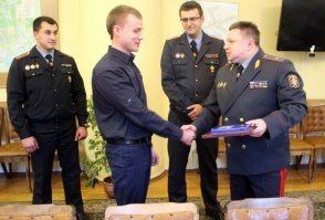 В охрану брать надо нормальных физически крепких и не сцыкливых людей, оснащать их средствами защиты такими как перцовые спреи и наручники с дубинками, а не по блату подтягивать пенсионеров и родственников, чтоб они с важным видом с рациями ходили и детей шугали.
Зарплату там платят нормальную, многие бы пошли.. но увы, считается "тёплым" местом.. по сути ведь ничего делать и уметь особо не надо.
А случись что - они максимум полицию вызвать могут.. а продавец у которого смартфон с прилавка утащили и шмотку дорогую - смотрит на них с вопросом "а на][er  вы тут нужны такие?"
В 16 году в Минске в ТЦ "Европа" парень ходил с бензопилой и топором, убил женщину.. а задержать его осмелился только шуплый парнишка, побежавший ему на перерез с голыми руками против бензопилы и топора, и только тогда когда он ударил и свалил мерзавца - из-за угла выбежали охранники ТРЦ, которые до  этого трусливо отсиживалсиь вызывая наряд. А ведь если б к кадровому вопросу подходили со всей серьёзностью - трагедии можно было бы и избежать.