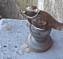 В Питере продолжают ломать памятники кошкам