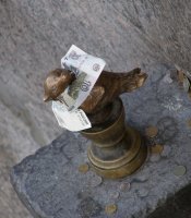 В Питере продолжают ломать памятники кошкам