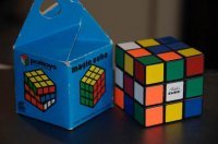 Первые кубики поступившие в продажу были венгерскими и стоили 5руб. 50коп., в ярко-синей коробочке, с отверстием под палец в ручке.
Собирал его тогда за 42 секунды, по алготитму из журнала "Наука и жизнь" 
Советские пошли позже. Залипуха была ещё та - скрипели, пластмасса крошилась, наклейки сами отваливались.