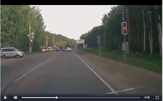 Какой горел для торопыги не видно, но Мазда выезжала на перекрёсток уже на запрещающий.