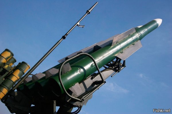 Не, от точки здоровая слишком, там 650 мм, она бы пол мужика закрыла. все же думаю что это от бука, но не там где на фото тройка стоит, а скорее 5-ка только от другой ракеты

Там где написано габаритно-массовый макет. На обломке как раз белые полосы идут(где номер якобы завода из Долгопрудного набит) на фото целой ракеты это квадратного сечения деталь, вдоль всей длинны идущая, как раз под надписью "макет"