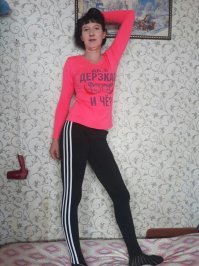 Зыбанские треники ))) тошшые, кривые, с пузырями на коленках.
На кортах чикса будет ваще огонь, никаких семак не жалко будет