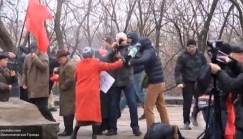 Мне больше поведение бандеровцев толпой нападающих на пенсионеров с "неправильными" флагами напомнило.