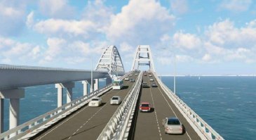 Скорее всего, все дело в разной крутизне моста перед аркой - у авто она выше, поезд же не может на такие кручи залезать, поэтому высоту надо выводить постеменно.