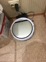 Заказала я эту штучку, и она превзошла все мои ожидания. Этот жужик реально убирает. У меня полный дом собак, детей и котов. Шерсти, пыли, крошек много. Плюс город грязный и пыль всегда. Приходилось каждый день протирать пол и пылесосить, а со временем это жутко надоедает. 
Доставили прямо до двери через 2 дня. Принёс курьер, улыбнулся и слинял. Пылесос в коробочке, сложен аккуратно. Включился сразу пять минут поработал, и отправился на станцию заряжаться. Паркуется он тоже прикольно, медленно так. Пороги дверей спокойно перескакивает, нигде не застревает. Только вот шнуры придётся припрятать, он их тянет. В  остальном всё круто!