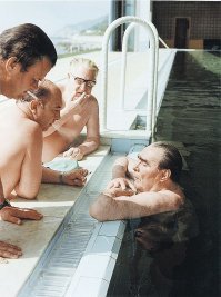 Когда Леонид Ильич по требованию врачей наконец бросил курить, он просил свою охрану специально и как можно больше дымить вокруг него сигаретами. Даже в бассейне! Напротив Брежнева - Олег Сторонов, комендант дачи Брежнева "Заречье-6". Тоже с сигаретой