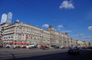 Дом, где жил Брежнев - Кутузовский проспект, 26. 
Год назад группа общественных и государственных деятелей обратилась к мэру столицы Сергею Семёновичу Собянину с просьбой вернуть бронзовую табличку с портретом Генерального секретаря ЦК КПСС Леонида Ильича Брежнева на фасад дома, в котором он жил.
Изображение политика украшало здание на Кутузовском проспекте с 1982 по 1991 год, а потом было демонтировано и продано в Германию. Сейчас работа скульптора Иулиана Митрофановича Рукавишникова выставлена в музее тоталитаризма в Берлине.
А копия в исполнении сына и внука мастера Александра и Филиппа Рукавишниковых по решению комиссии по увековечению памяти выдающихся событий и деятелей отечественной истории установлена на своё законное место.
- Нам пришлось работать по сохранившимся фотографиям. Хотя, конечно, было бы проще сделать оттиск с оригинала, но частный коллекционер, которому он сейчас принадлежит, на контакт не пошёл,   рассказал Филипп Рукавишников.
По словам скульптора, за свой  трофей  собиратель из Германии запросил немыслимую сумму   в районе одного миллиона долларов. Словом, проще было отлить новую памятную доску.
- Мы подошли к работе со всей ответственностью, ведь дед Иулиан Митрофанович был серьёзным скульптором. И мы, естественно, не открыли бы доску, если бы нас не удовлетворил результат,   признался Рукавишников-младший.
Открытие мемориальной доски состоялось на доме номер 26 по Кутузовскому проспекту. Мероприятие было приурочено к 107-летию рождения бывшего руководителя СССР, который родился 19 декабря 1906 года. Леонид Ильич Брежнев возглавлял СССР в течении 18 лет: с 1964 года до своей смерти в 1982 году.