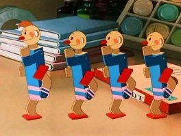 Это не лыжи, просто опоры сделаны топорно. А сам футболёр копия деревянного футболиста из коробки, на которой ошибочно было написано - 1 сорт.  Советский мультик "Необыкновенный матч".