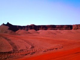 У автора напряг с фотками, а "Марса" там хватает и даже марсианской водички) Хз, как там местные выживают