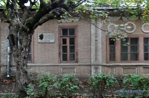 Вот памятник на месте дуэли. В железноводске есть дом с мемориальной табличкой. В этом доме Лермонтов провел последний день перед  дуэлью.
В 80-х был в тех местах на экскурсии.
