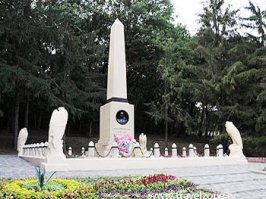 Вот памятник на месте дуэли. В железноводске есть дом с мемориальной табличкой. В этом доме Лермонтов провел последний день перед  дуэлью.
В 80-х был в тех местах на экскурсии.