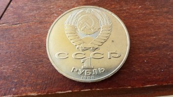 Из почти 200 юбилеек, "Толстой" оказался только один. 
Я думал у меня их парочку...
Короче моя фамилия Журавлёв и я в пролёте.
Никогда ничего просто так не доставалось... 
Чудес не бывает