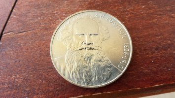 Из почти 200 юбилеек, "Толстой" оказался только один. 
Я думал у меня их парочку...
Короче моя фамилия Журавлёв и я в пролёте.
Никогда ничего просто так не доставалось... 
Чудес не бывает