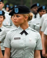 25 на этот раз почти одетых девушек, которым идёт форма (25 фото)