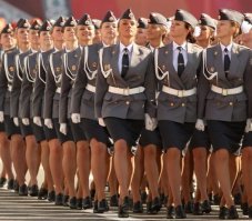 25 на этот раз почти одетых девушек, которым идёт форма (25 фото)