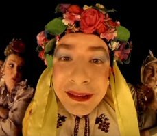 Нихто мене не любе
Нихто не приласкає
Піду я у садочок наїмся червячків
Ті червячки чудові,
Та різнокольорові
Я покладу їх в ротик
І тихо Ням!Ням!Ням!