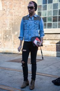 обычная девушка, которая слишком рано стала взрослой. 
в ее 21... она прошла жизненный путь........   как мы в 40, а то и в 50,60.
не нам обсуждать.
вполне нормально,, что хочет надежного, не тупого мужика. это свойственно нормальным женщинам.
что нынешние хз, даже язык не поворачивается их назвать мужиками