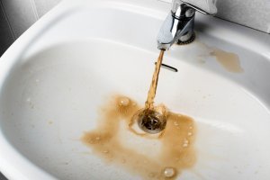 "Сверхохлаждённую" воду наблюдали на майских праздниках - бутылка из морозилки на глазах превратилась в лёд и развернулась "розочкой".
 А так-то, для меня, вода есть " правильная" и "неправильная", хотя формула одна и та же.