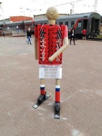 Девочки, не ссорьтесь. Управлять людьми гораздо легче, чем вы думаете. Если поставить нормальную скульптуру - то через день-два её забудут не только лишь все, а те, кто был на открытии. А это СТРАШИЛИЩЕ запомнят ВСЕ и надолго. Причём обсуждение этого уродства займёт умы как местных, так и приезжих либералов и патриотов всех мастей, заставив их немного отвлечься от тех глобальных вещей, которые они не понимают, но очень любят обсуждать с умным видом. А что до наших "шестицветных партнёров", так они запомнят это убожество гораздо лучше, чем виды Твери, которые могут напугать половину Гарлема днём и половину фавел Рио ночью... Всё более, чем просто, но вам главное вставить свои никчёмные 5 копеек. Потому что вы видите только малую часть мира из своей норки. Как муравьи, которые считают, что кроме искусственной фермы в мире ничего больше не существует.

А может, это просто нелепая жуть безо всякого смысла... как знать, как знать)))