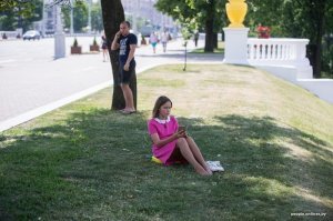 Вот стоит у дерева дурак и не знакомится!