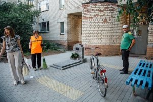 Куда здесь пандусы то ставить??? В землю?? Лестниц нет, съездов нет....