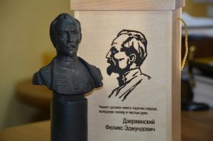 А любимое оружие Дзержинского в деревянной кобуре?
Список вообще странный.
ТТ, ПМ, Наган, Маузер и Para Bellum - вот наши "народные" стволы. А всякие Смит-Вессоны или Лефоши нам не нужны - где для нихъ патроновъ еще сыскать?