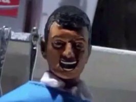 Художница наносит новый макияж куклам, делая их лица максимально реалистичными