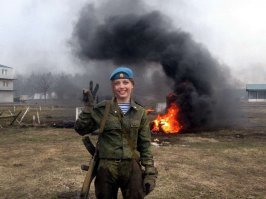 25 на этот раз почти одетых девушек, которым идёт форма (25 фото)