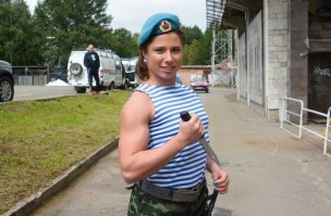 25 на этот раз почти одетых девушек, которым идёт форма (25 фото)