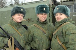 25 на этот раз почти одетых девушек, которым идёт форма (25 фото)