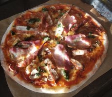 500 градусов - как-то очень многовато, в ресторанах готовят примерно при 400 градусах, дальше дно пиццы начинает гореть, к сожалению. А дома хватит и 250 градусов. Вот как пример. Если нужен рецепт, то напишу.