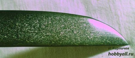 Смешались в кучу кони, люди...
Вутц, узоры после термообработки (и травления) - это литой булат, он же тигельный.
На всех фото, кроме, быть может, предпоследней - дамаск, многослойная сталь кузнечной сварки. Совсем, абсолютно другая технология. Совсем другие узоры. Булатный узор на таких фото (обычно) не разглядеть, он мельче и менее выражен.
Вот булат: