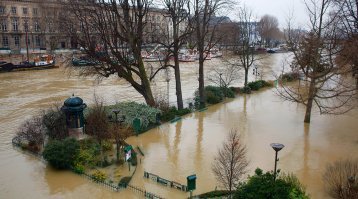 Здания находятся рядом с рекой, весной было наводнение, и что?
Как это связано с производством?

Вот фото того что творилось этой весной например в Париже:
"Не все так у нас однозначно" (с)