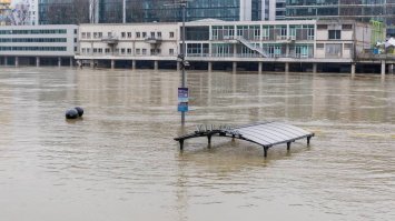 Здания находятся рядом с рекой, весной было наводнение, и что?
Как это связано с производством?

Вот фото того что творилось этой весной например в Париже:
"Не все так у нас однозначно" (с)