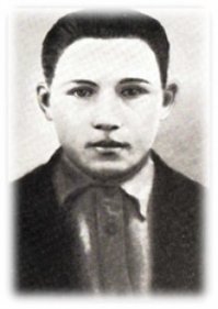 Тревожно спал в эту ночь Тихон Баран, просыпался от каждого шороха. Утром, когда мать собиралась растопить печь, он заметил через окно немцев. 
      "Нас окружили", - промелькнула мысль в голове мальчика. Путь к лесу отрезан. Что делать, где спрятаться? Подземелье, где раньше находилась подпольная типография, раскрыто врагами. 
      - Мама, - тихо обратился он к Дарье Ивановне, - давай в яме от картошки спрячемся. 
      Подняв вязанку соломы, которой была укрыта яма, они легли в нее, а сверху снова закрыли вход. 
      Вдруг послышались голоса, скрип снега. Сердце чуть не выскочило из груди, когда кто-то, подняв солому, заглянул в яму и крикнул: 
      - Пане, здесь бандиты! 
      У ямы появились немцы. 
      - Вылезайте! - приказали они. 
      Вблизи дома за пулеметом лежали два карателя. Напротив них положили на снег Дарью Ивановну, а Тихона отвели в сторону. 
      - Ты поведешь нас к партизанам! Ты знаешь, где они! - обратился к Тихону немец. 
      - Я никогда там не был и дороги не знаю, - пробовал отказаться паренек. Но фашист грозно крикнул: 
      - Тогда мы расстреляем вас! Нам известно, что твой отец и братья партизаны, - и он, не целясь, выстрелил раз, другой. 
      Тихон побелел и пошатнулся. Горячий воздух ударил ему в лицо. 
      - Это я пошутил, - засмеялся офицер. - Но если ты нас не проведешь к партизанам, я прикажу расстрелять и тебя, и мать, и твоих сестер. 
      Немец указал рукой на дом соседа, где прятались восьмилетние сестры Женя и Нина. 
      Тихон молчал. Там, в лесу, вместе с сотнями других партизан - его отец и братья. Разве можно изменить им, предать фашистам? Нет! Никогда этого не будет! Но не меньше жаль мать и сестер. 
      Напряженные поиски выхода из положения офицер понял как внутреннюю борьбу, боязливость мальчика и сменил тактику. 
      - Ты боишься, что тебе будут мстить партизаны? Не бойся. Мы отправим тебя в Германию и сделаем настоящим человеком, - и он протянул Тихону плитку шоколада. 
      Тихон еле удержался, чтобы не бросить ее в лицо фашисту. Однако поблагодарил и коротко сказал: 
      - Хорошо. Поведу вас к партизанам. 
      ...Сурово шумят деревья, нещадно бьют своими ветвями по лицам, рвут одежду кусты, снег заметает следы. Тихон уверенно ведет фашистов знакомой только ему одному тропкой. Каждое дерево, каждый кустик знакомы ему. Сколько раз ходил он с друзьями сюда за грибами! 
      Тихон сжал кулаки и зашагал быстрее. Лес становился все гуще, страшнее. Немцы встревожились. 
      - Далеко ли до партизан? - грозно спросил офицер, пристально глядя в лицо Тихона. 
      - Уже близко, - как можно спокойней ответил он и зашагал дальше. 
      Начало смеркаться. Деревья черной стеной перегородили путь. 
      - Где же партизаны?! - взбешенно закричал фашист, хватаясь за пистолет. - Веди нас обратно! 
      - Не для того я вел сюда вас, чтобы назад вести! - ответил улыбаясь Тихон. Потом глянул на плитку шоколада, которую держал в руке, и бросил ее в лицо офицера. 
      - Возьми свою плату. Я не продаюсь! 
      Прогремел выстрел. Тихон упал на снег, хватаясь за куст. Собрав последние силы, он приподнял голову и тихо прошептал: 
      - Папа... мамочка!.. Не обижайтесь на меня: я не предал!.. Они не выйдут отсюда... Нет...