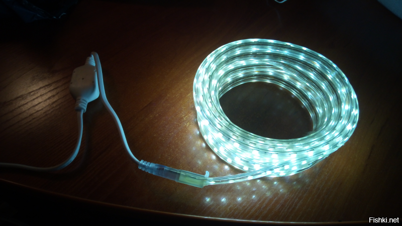 По поводу светодиодной водонепроницаемой ленты могу пояснить, что я брал одноцветную 5-ти метровую, с клавишей включения, так как на кухне не вижу смысла в гирлянде с пультом, помяните моё слово, он там не нужен. Приладил её на кухне над рабочим столом. САМОЕ ГЛАВНОЕ: просите у продавца крепежи, они в комплекте не идут, на двух сторонний скотч, даже самый сильный вы эту ленту не посадите, так как она силиконовая, плюс на кухне постоянно пар и жир, всё на хрен отвалится, придётся колхозить. Крепежей я попросил на 5 метров с запасом, но в среднем планируйте крепёж через 25 см, чтобы лента не провисала. Ниже фотки монтажа, жена пищала от восторга, мне тоже понравилось.)
П.с. Ленту брал за 880 руб.